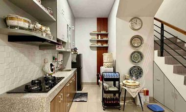 RUMAH MEWAH 2 LANTAI UNIT POJOK FULL FURNISHED DALAM PERUMAHAN DI BANGUNTAPAN BANTUL