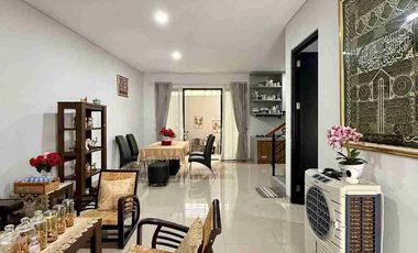 RUMAH MEWAH 2 LANTAI UNIT POJOK FULL FURNISHED DALAM PERUMAHAN DI BANGUNTAPAN BANTUL