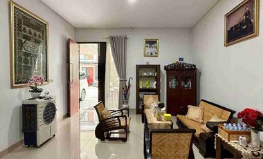 RUMAH MEWAH 2 LANTAI UNIT POJOK FULL FURNISHED DALAM PERUMAHAN DI BANGUNTAPAN BANTUL