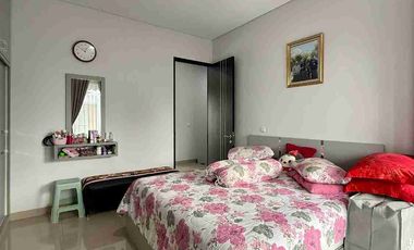 RUMAH MEWAH 2 LANTAI UNIT POJOK FULL FURNISHED DALAM PERUMAHAN DI BANGUNTAPAN BANTUL