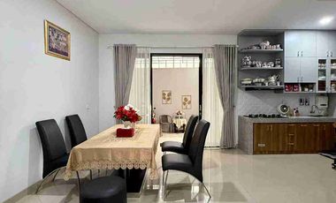 RUMAH MEWAH 2 LANTAI UNIT POJOK FULL FURNISHED DALAM PERUMAHAN DI BANGUNTAPAN BANTUL
