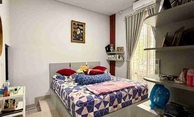 RUMAH MEWAH 2 LANTAI UNIT POJOK FULL FURNISHED DALAM PERUMAHAN DI BANGUNTAPAN BANTUL