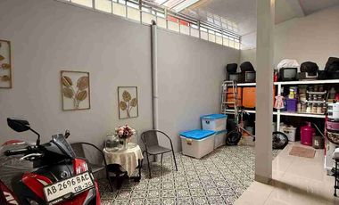 RUMAH MEWAH 2 LANTAI UNIT POJOK FULL FURNISHED DALAM PERUMAHAN DI BANGUNTAPAN BANTUL