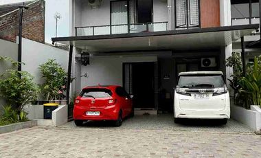 RUMAH MEWAH 2 LANTAI UNIT POJOK FULL FURNISHED DALAM PERUMAHAN DI BANGUNTAPAN BANTUL