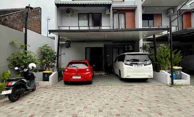 RUMAH MEWAH 2 LANTAI UNIT POJOK FULL FURNISHED DALAM PERUMAHAN DI BANGUNTAPAN BANTUL