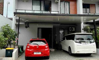 RUMAH MEWAH 2 LANTAI UNIT POJOK FULL FURNISHED DALAM PERUMAHAN DI BANGUNTAPAN BANTUL