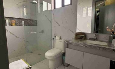 Casa esquinera de Venta en Isla Mocoli