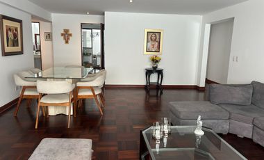Venta Dpto. amplio de tres dormitorios, 2 cocheras en Reynaldo vivanco