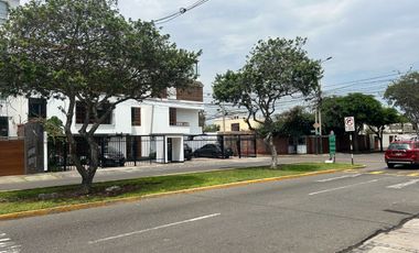Venta Dpto. amplio de tres dormitorios, 2 cocheras en Reynaldo vivanco