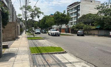 Venta Dpto. amplio de tres dormitorios, 2 cocheras en Reynaldo vivanco