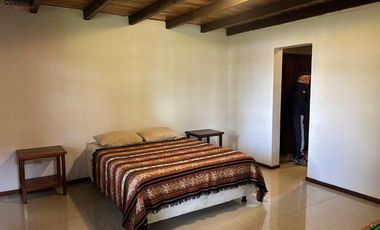Venta de 17.800 m2 de terreno con 7 casas en Otavalo, apto para hostería