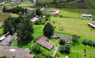 Venta de 17.800 m2 de terreno con 7 casas en Otavalo, apto para hostería