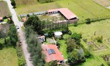 Venta de 17.800 m2 de terreno con 7 casas en Otavalo, apto para hostería