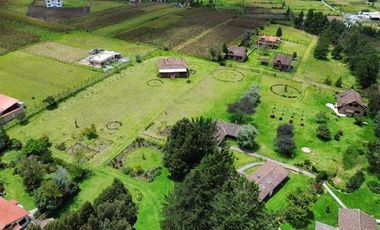 Venta de 17.800 m2 de terreno con 7 casas en Otavalo, apto para hostería