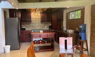 Venta de 17.800 m2 de terreno con 7 casas en Otavalo, apto para hostería