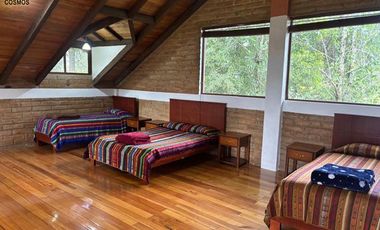 Venta de 17.800 m2 de terreno con 7 casas en Otavalo, apto para hostería