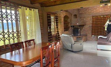 Venta de 17.800 m2 de terreno con 7 casas en Otavalo, apto para hostería