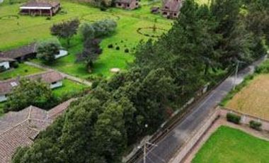 Venta de 17.800 m2 de terreno con 7 casas en Otavalo, apto para hostería