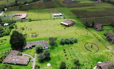 Venta de 17.800 m2 de terreno con 7 casas en Otavalo, apto para hostería