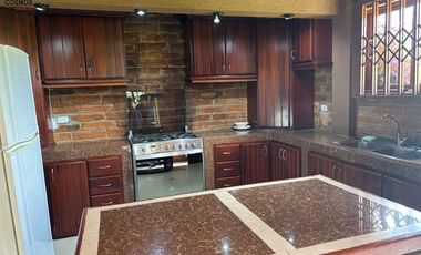 Venta de 17.800 m2 de terreno con 7 casas en Otavalo, apto para hostería