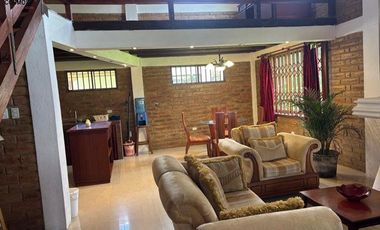 Venta de 17.800 m2 de terreno con 7 casas en Otavalo, apto para hostería