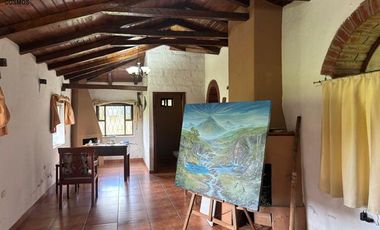 Venta de 17.800 m2 de terreno con 7 casas en Otavalo, apto para hostería