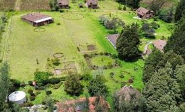 Venta de 17.800 m2 de terreno con 7 casas en Otavalo, apto para hostería