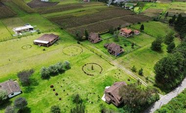 Venta de 17.800 m2 de terreno con 7 casas en Otavalo, apto para hostería