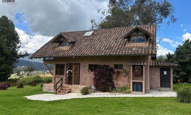 Venta de 17.800 m2 de terreno con 7 casas en Otavalo, apto para hostería