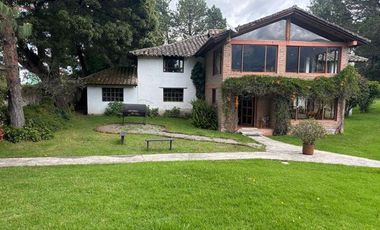 Venta de 17.800 m2 de terreno con 7 casas en Otavalo, apto para hostería