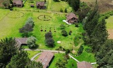 Venta de 17.800 m2 de terreno con 7 casas en Otavalo, apto para hostería
