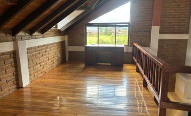 Venta de 17.800 m2 de terreno con 7 casas en Otavalo, apto para hostería