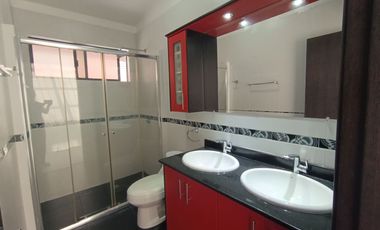 MUY LINDA CASA DE ARRIENDO EN EXCELENTE URB PRIVADA (Sector Monteserrín)