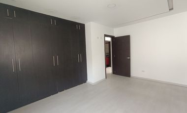 MUY LINDA CASA DE ARRIENDO EN EXCELENTE URB PRIVADA (Sector Monteserrín)