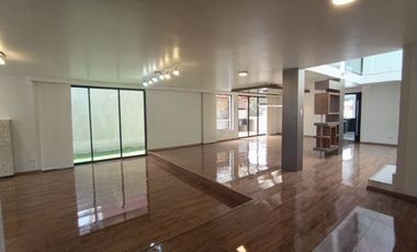 MUY LINDA CASA DE ARRIENDO EN EXCELENTE URB PRIVADA (Sector Monteserrín)