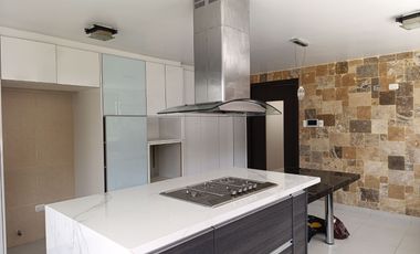 MUY LINDA CASA DE ARRIENDO EN EXCELENTE URB PRIVADA (Sector Monteserrín)