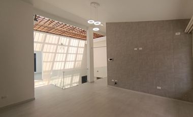 MUY LINDA CASA DE ARRIENDO EN EXCELENTE URB PRIVADA (Sector Monteserrín)