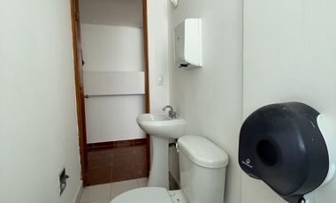 Oficina en Renta en Lomas verdes, dentro de fracc cerrado, frente Club Casablanca