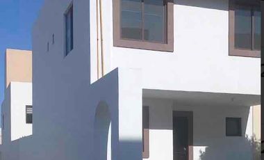 Casa en renta 3 niveles Lerma Outlet