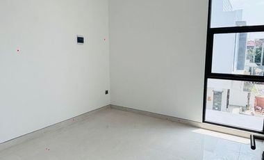 RUMAH MEWAH BARU 2 LANTAI DI TENGAH KOTA JOGJA, 10 MENIT KE TITIK NOL KILOMETER