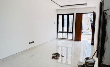 RUMAH MEWAH BARU 2 LANTAI DI TENGAH KOTA JOGJA, 10 MENIT KE TITIK NOL KILOMETER