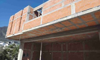Residencia en venta 5 recámaras Sierra Alta noveno sector Monterrey Sur