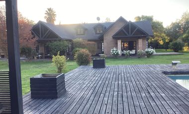 Venta de Parcela, estilo Inglesa Ubicada en Condominio Ladislao, Talagante