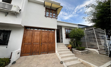 Se vende casa 2 pisos, Barrio el Albergue, Buga-valle