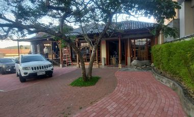 PROPIEDAD COMERCIAL DE VENTA A 100 METROS DE LA AVE REMIGIO CRESPO Y AVE SOLANO, IDEAL PARA PLAZAS COMERCIALES, CLINICAS, ETC.