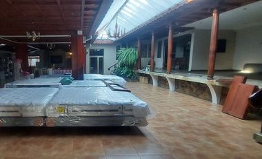 PROPIEDAD COMERCIAL DE VENTA A 100 METROS DE LA AVE REMIGIO CRESPO Y AVE SOLANO, IDEAL PARA PLAZAS COMERCIALES, CLINICAS, ETC.