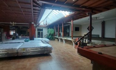 PROPIEDAD COMERCIAL DE VENTA A 100 METROS DE LA AVE REMIGIO CRESPO Y AVE SOLANO, IDEAL PARA PLAZAS COMERCIALES, CLINICAS, ETC.