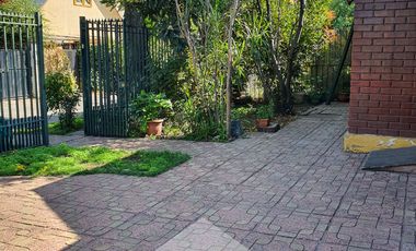 CASA CON GRAN POTENCIAL AMPLIO TERRENO LAS CONDES