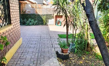CASA CON GRAN POTENCIAL AMPLIO TERRENO LAS CONDES