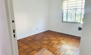 CASA CON GRAN POTENCIAL AMPLIO TERRENO LAS CONDES